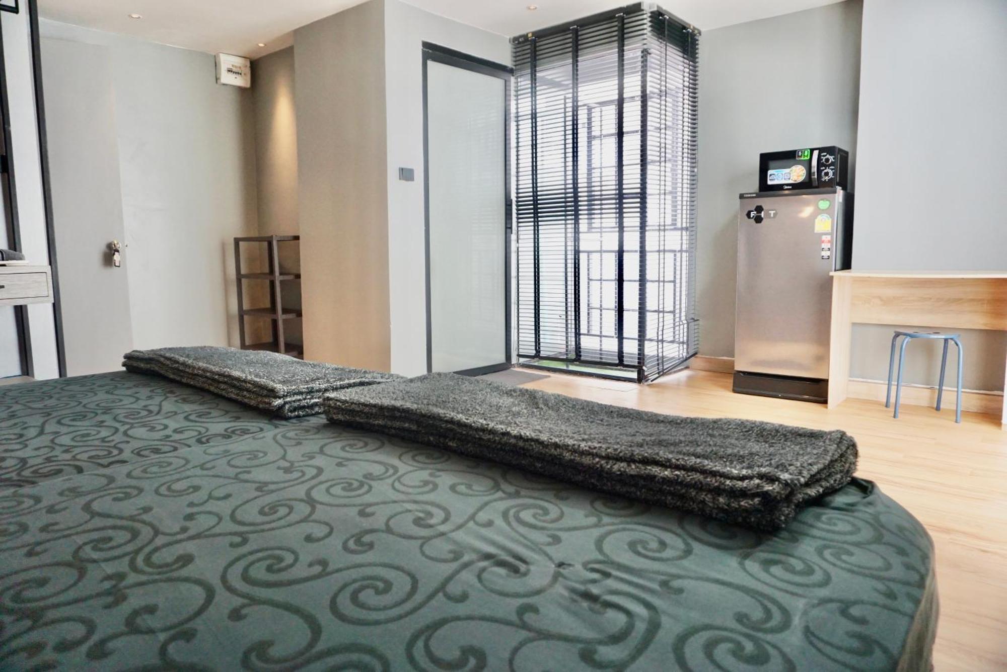 Hash Apartment With Unique Chill Design At Silom Soi 3 Бангкок Екстер'єр фото